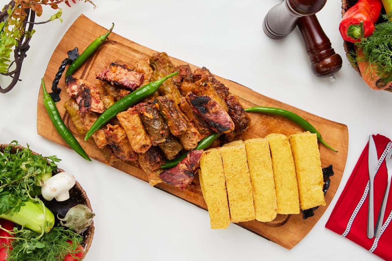 PLATOU SARMALE CU MAMALIGA PRAJITA